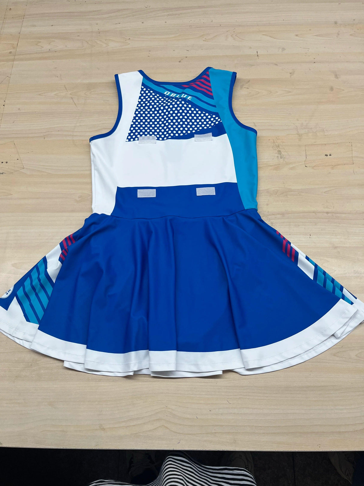 Großhandel Custom Design Team Sport Frauen Netball Uniformen, Netball Kleider mit Netball Lätzchen 