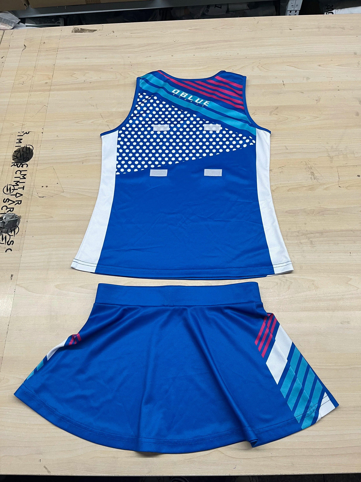 Uniformes de netball para mujeres, vestidos de netball con baberos de netball, diseño personalizado al por mayor 